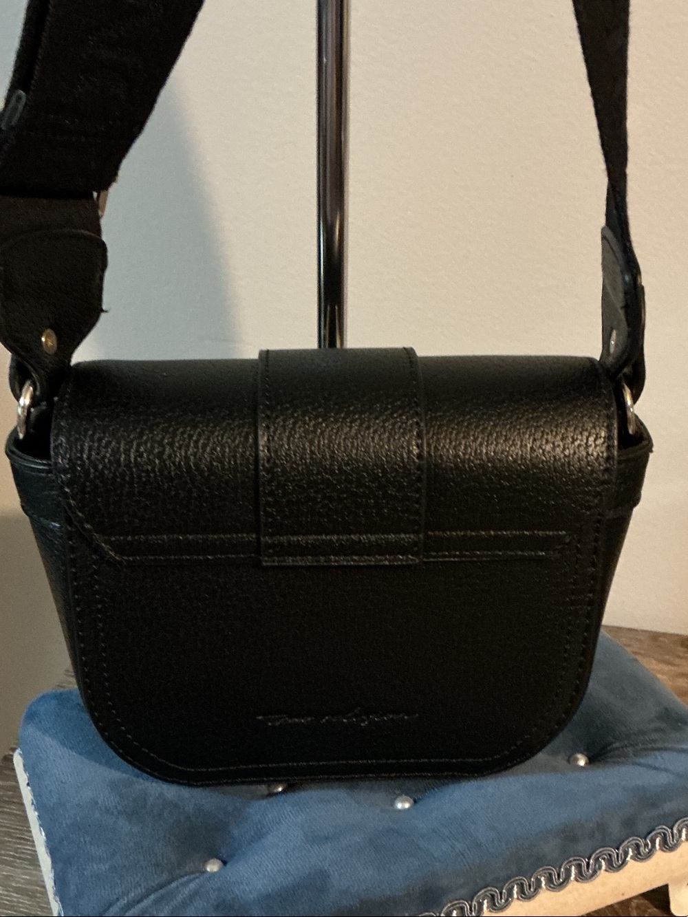 True Religion Mini Flap Crossbody Black with Gold Logo Horseshoe Emblem EUC - Picture 4 of 7